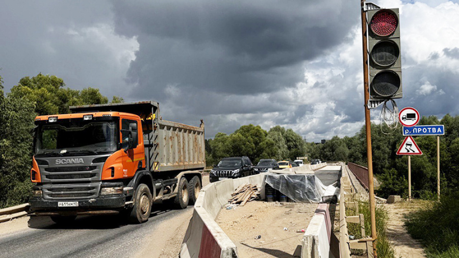 Из-за срыва работ на мосту в районе АБЗ горожане еще долго будут ездить по одной полосе