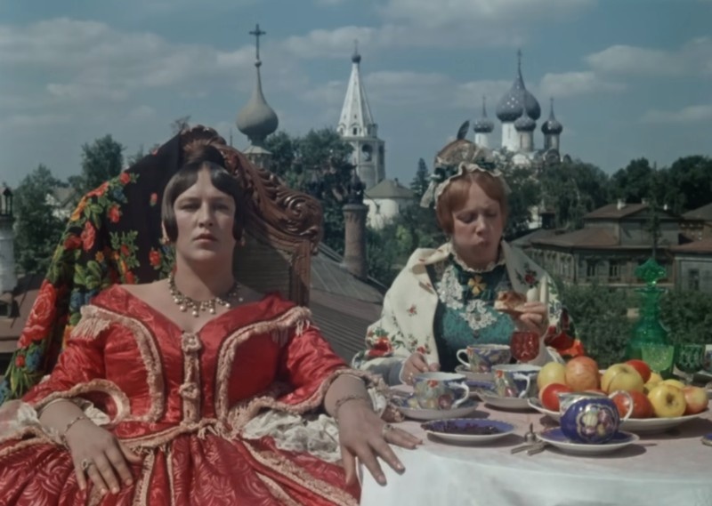 В саду у Белотеловой. Кадр из фильма «Женитьба Бальзаминова» (1964).