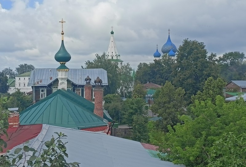 В саду у Белотеловой, а на самом деле на крепостном валу Суздаля.