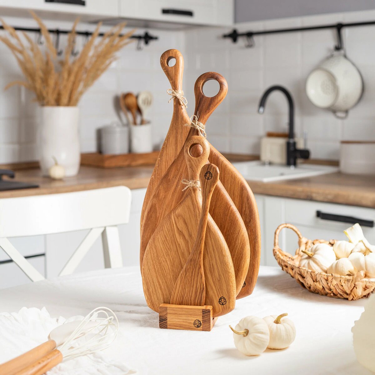 Источник: https://app.market.yandex.kz/product--nabor-razdelochnykh-dosok-iz-tselnogo-duba-na-podstavke-servirovochnye-doski/60820475?sku=102705674472&uniqueId=728446