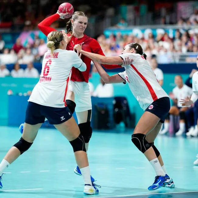    Марен Ордал и Кари Браттсет Дале сдерживают атаку Анне-Метте Хансен