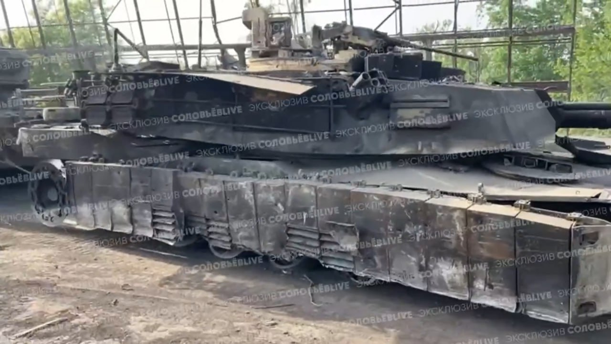Повреждённые блоки динамической защиты М19 ARAT на уничтоженном танке М1А1 "Абрамс". 
