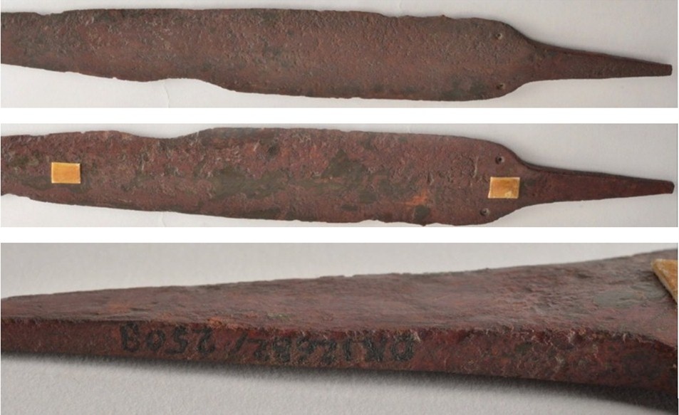 Источник: Семененко А. А. Аргумент меча и происхождение индоариев // Труды Маргианской археологической экспедиции. Том 8. Исследования Гонур-депе в 2015–2019 годах / Ред. В. А. Алёкшин, Е. В. Антонова, Н. А. Дубова (гл. ред.), Р. Г. Мурадов, Р. М. Сатаев, А. А. Тишкин, А. В. Фрибус; Институт этнологии и антропологии им. Н. Н. Миклухо-Маклая РАН; Институт истории материальной культуры РАН; Алтайский государственный университет. — М.: Старый сад, 2021. — С. 232, Рис. 1. Клинок из Мохенджодаро  (ок. 2000–1900 до н.э.; Пакистан, провинция Синд). 
По: http://www.museumsofndia.gov.in/repository/record/nat_del-dk-12682-2509-28669