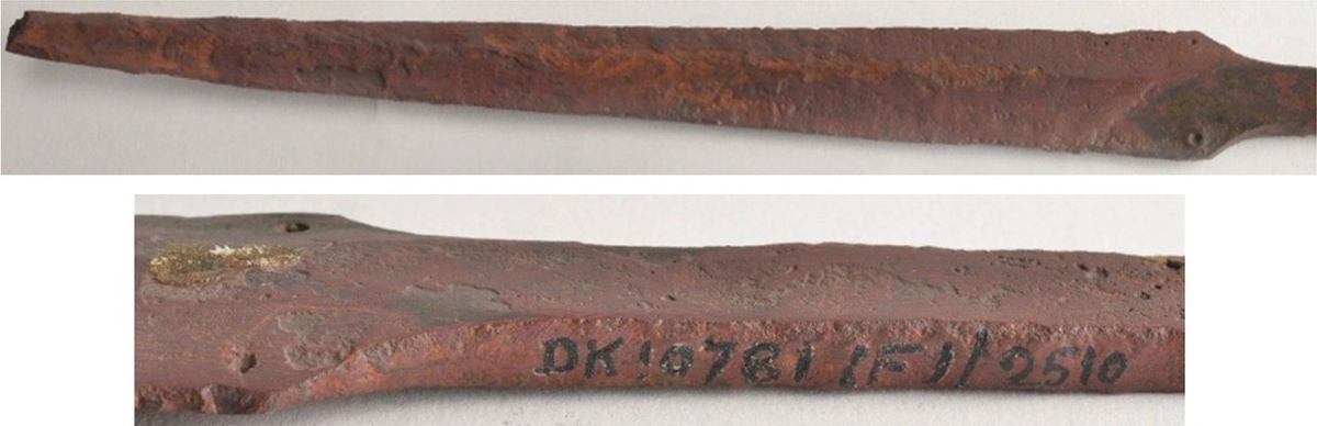 Источник: Семененко А. А. Аргумент меча и происхождение индоариев // Труды Маргианской археологической экспедиции. Том 8. Исследования Гонур-депе в 2015–2019 годах / Ред. В. А. Алёкшин, Е. В. Антонова, Н. А. Дубова (гл. ред.), Р. Г. Мурадов, Р. М. Сатаев, А. А. Тишкин, А. В. Фрибус; Институт этнологии и антропологии им. Н. Н. Миклухо-Маклая РАН; Институт истории материальной культуры РАН; Алтайский государственный университет. — М.: Старый сад, 2021. — С. 232, Рис. 2. Клинок из Мохенджодаро  (ок. 2000–1900 до н.э.; Пакистан, провинция Синд). 
По: http://www.museumsofndia.gov.in/repository/record/nat_del-dk-10781-f-2510-28587