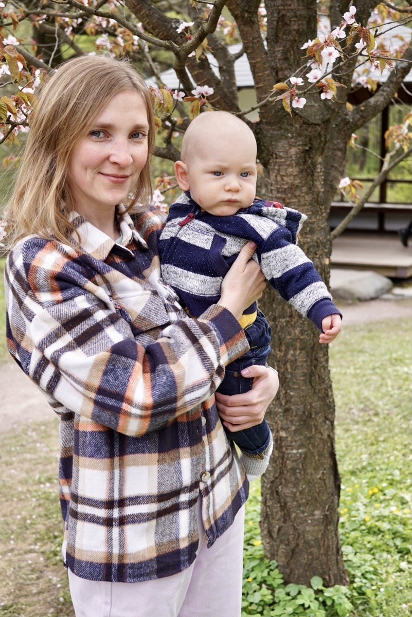 Май 2022, Тиме полгода. Поехали на автобусе до Ботанического сада я, он и моя мама. Да, задолбались, но и цветение сакуры посмотрели.