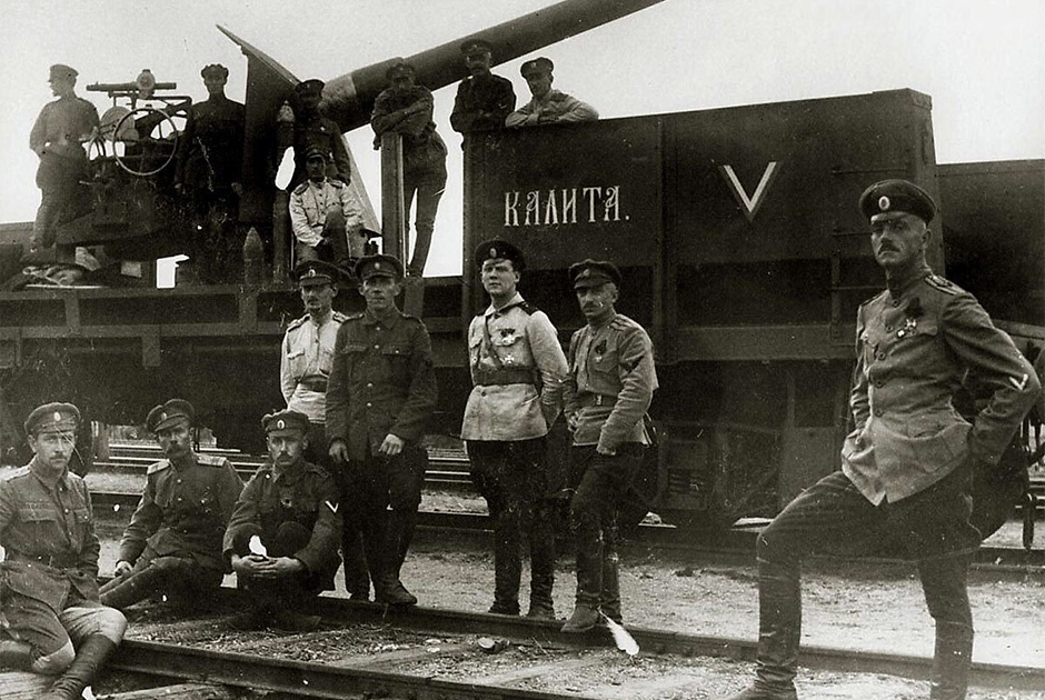 Бронепоезд "Иоанн Калита" 1919 (август?). Справа командир полковник Зеленецкий. На платформе, так понимаю, 6 дюймовая пушка Канэ