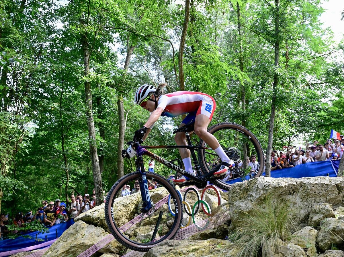   Француженка Лоана Лекомт принимает участие в соревнованиях по маунтинбайку среди женщин на Олимпийских играх 2024 года в Париже© AFP 2024 / JOHN MACDOUGALL