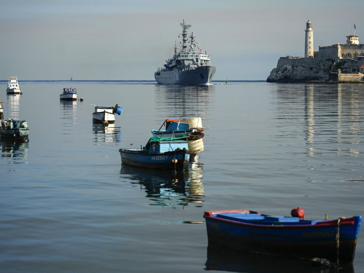    Корабль Балтийского флота "Смольный" прибывает в порт кубинской столицы Гаваны© AP Photo / YAMIL LAGE