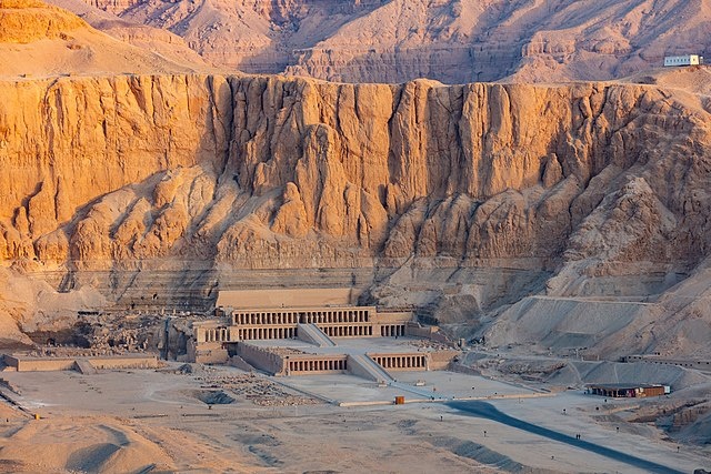Общий вид Храма Хатшепсут в Дейр-эль-Бахри