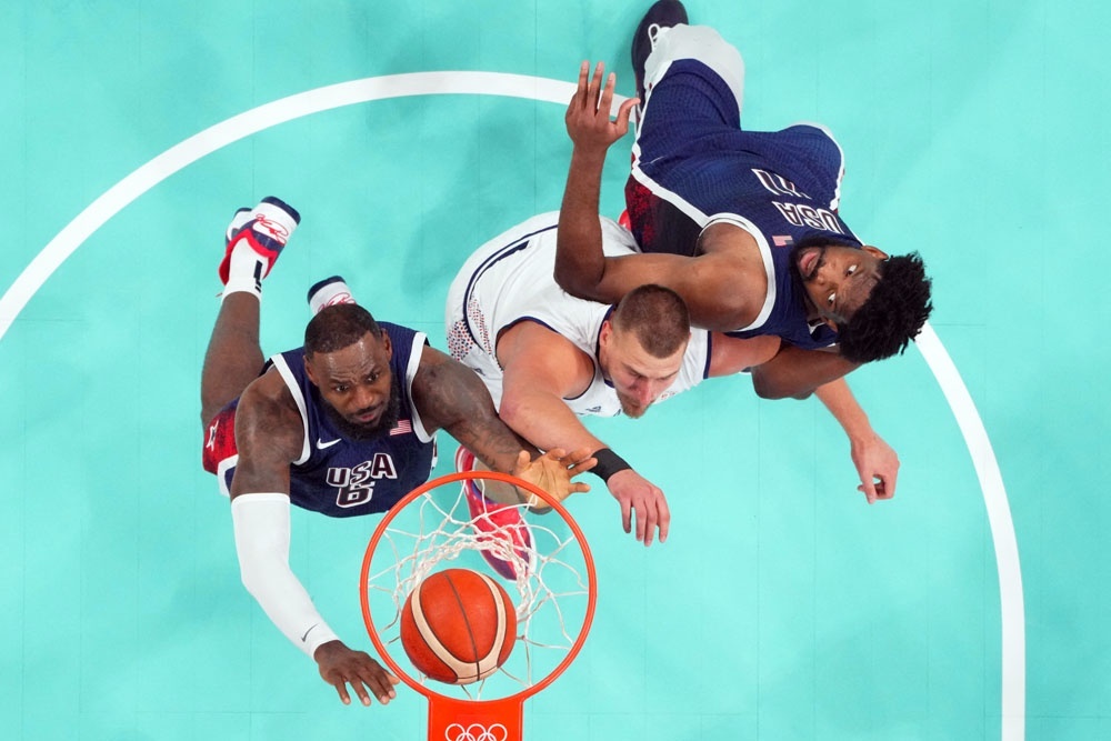    Даже самый ценный игрок НБА серб Никола Йокич (в белом) был бессилен против американской "Дрим-тим". / Reuters