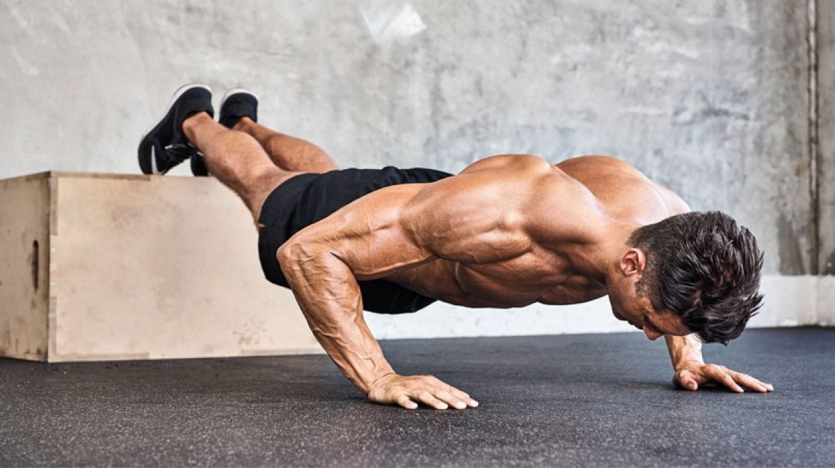 Отжимания от пола. Фото взято из интернета: https://clck.ru/3C56WA