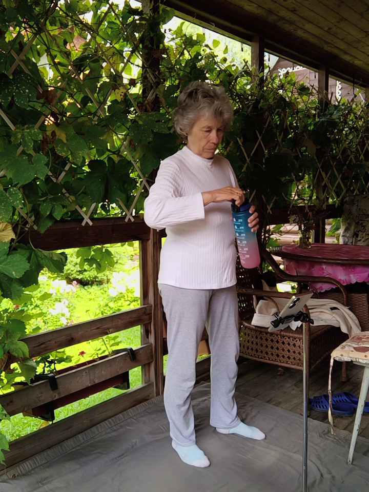 В перерывах между упражнениями пью воду