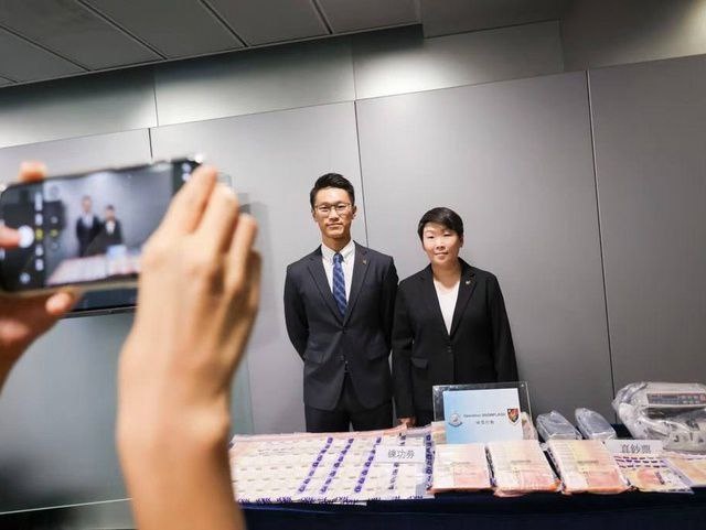 Фото с конфискованными средствами от мошенничества