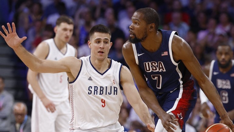    Кевин Дюрант (№7) в матче против Сербии. Reuters