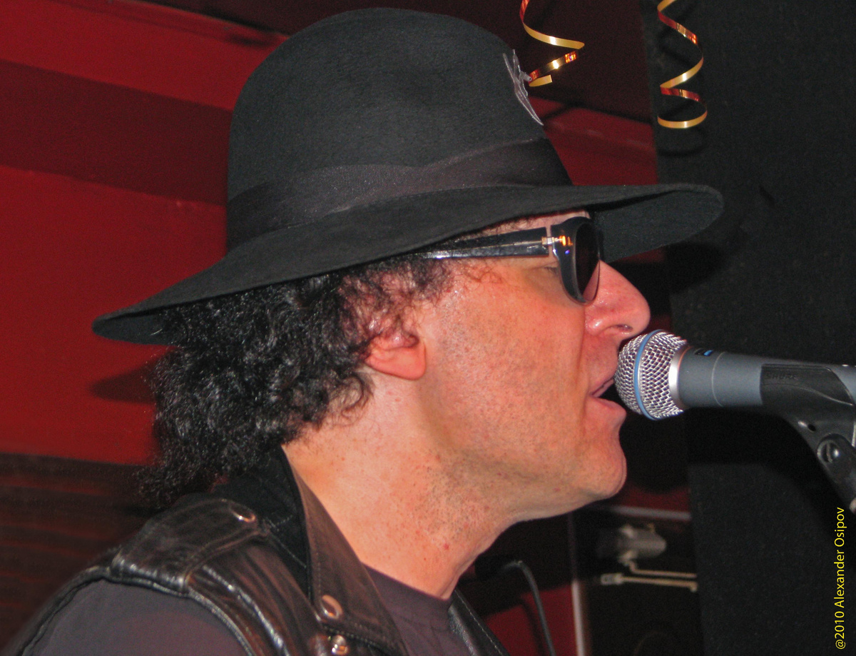 Армен Григорян во время выступления «Крематория». FM Club, 30 октября 2010 г.