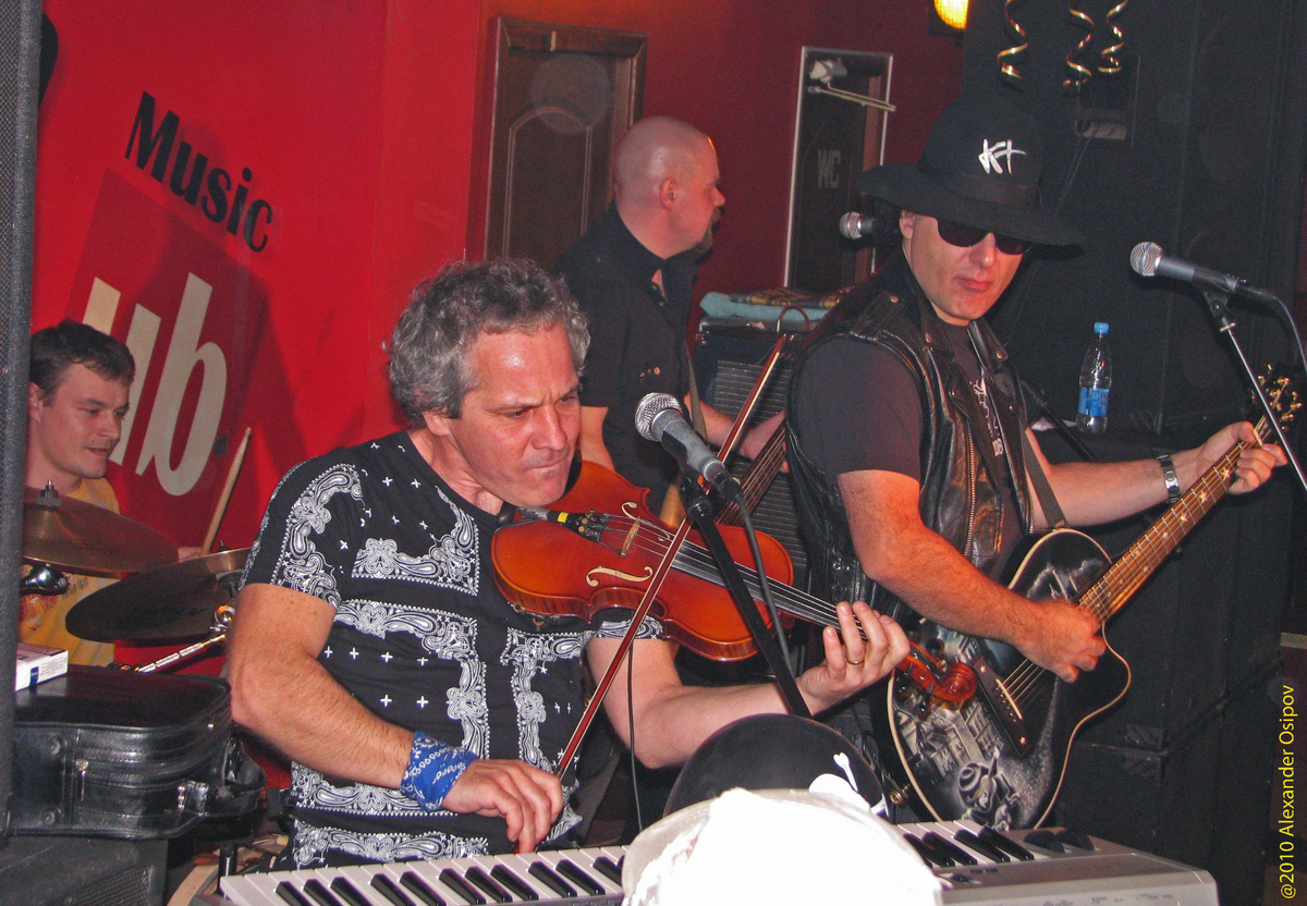 Концерт «Крематория», слева направо: Андрей Ермола, Максим Гусельщиков, Николай Коршунов, Армен Григорян. FM Club, 30 октября 2010 г.