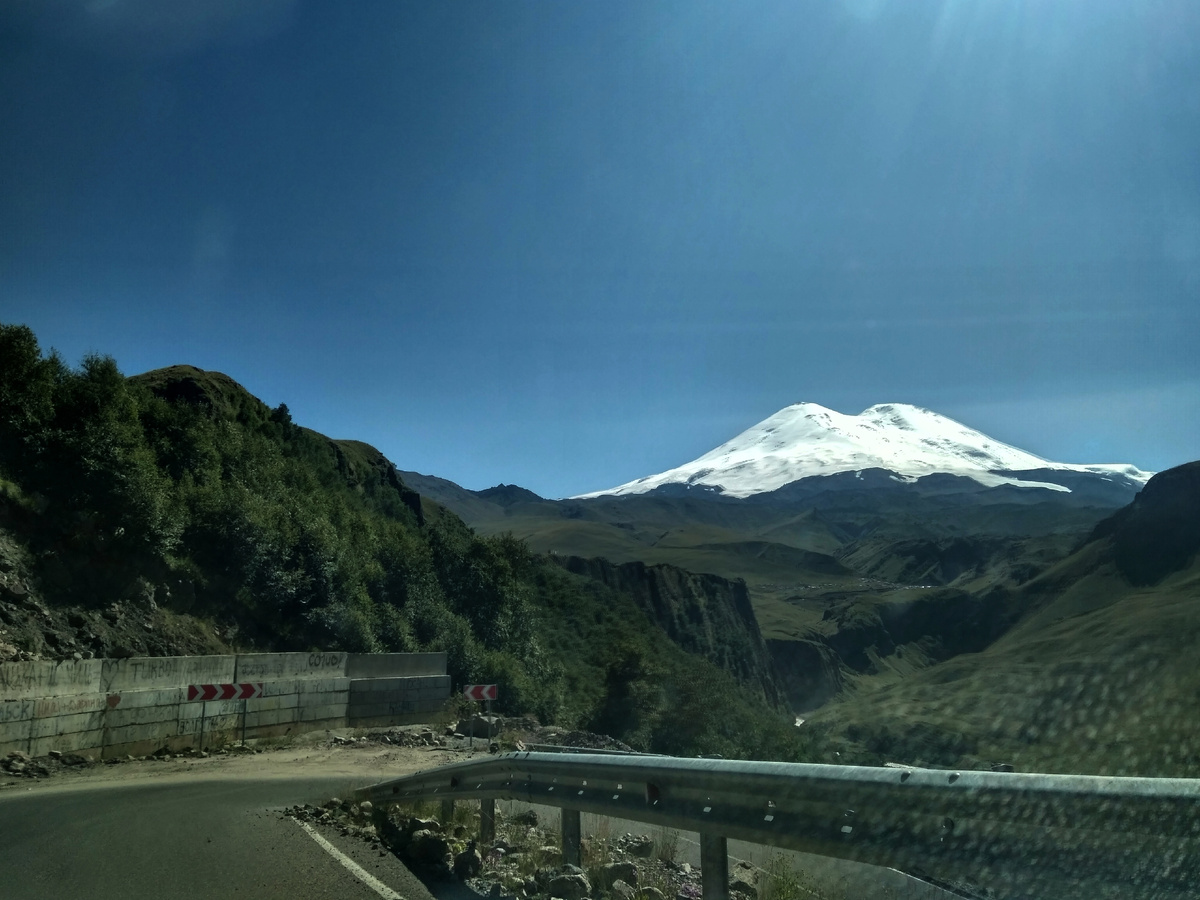Ну и рассматривать виды, скорее всего, водителю будет некогда - в отличие от восхищённых пассажиров (август 2019 года)