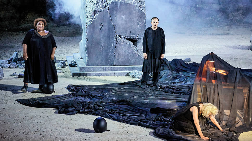 Фото: Christophe Raynaud de Lage / Festival d’Avignon📷В спектакле «Гекуба, не Гекуба» актеры «Комеди Франсез» оказываются то персонажами древнегреческой трагедии, то героями сегодняшней социальной драмы