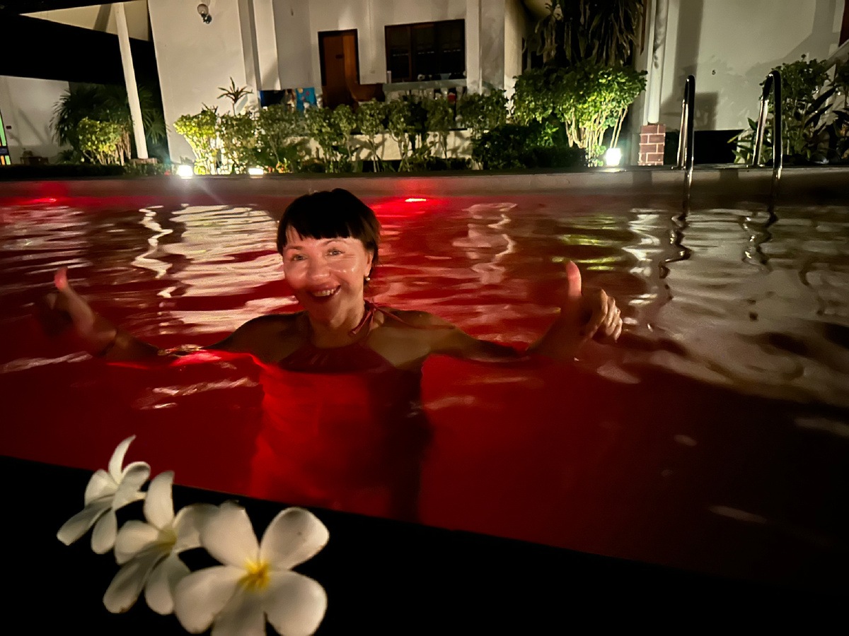 В бассейне перед сном.