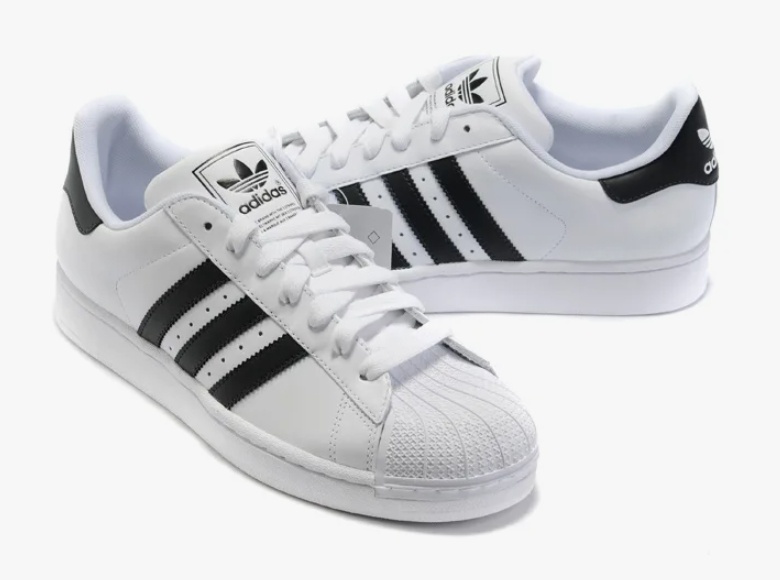 Как называется черно белые кроссовки. Чёрные кросовки женские. Кроссовки с полиуретановой подошвой. Кроссовки адидас три полоски. Кеды ванс черные с белой полоской мужские.