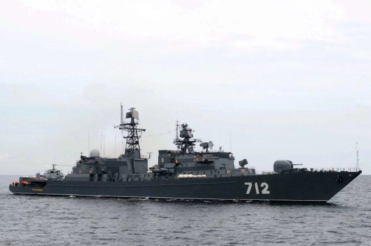    Кубинцы выстроились в очередь, чтобы подняться на корабль «Неустрашимый»