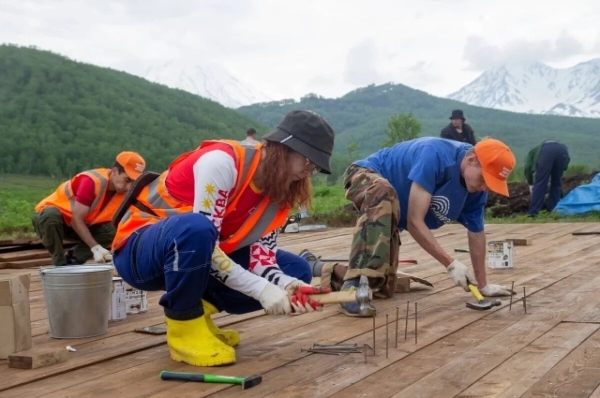    За месяц московские студенты возвели вертолетную площадку на Камчатке