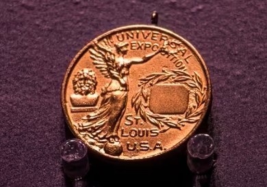 Обратная сторона бронзовой медали, полученной на Играх в Сен-Луисе 1904 года, на выставке в Музее спорта в Сан-Паулу (Бразилия), 19 июня 2013 года. (AGB PHOTO LIBRARY / UNIVERSAL IMAGES)