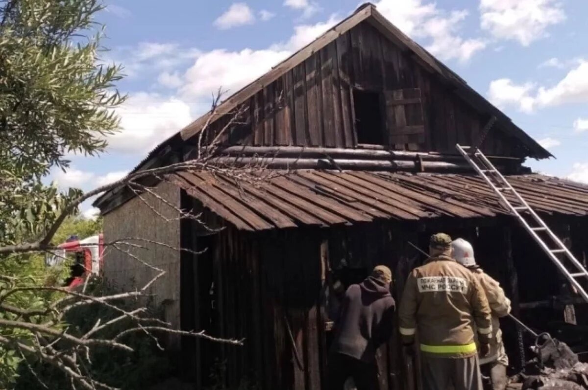    Под Курганом 20-летний парень спас из горящего дома пятерых детей