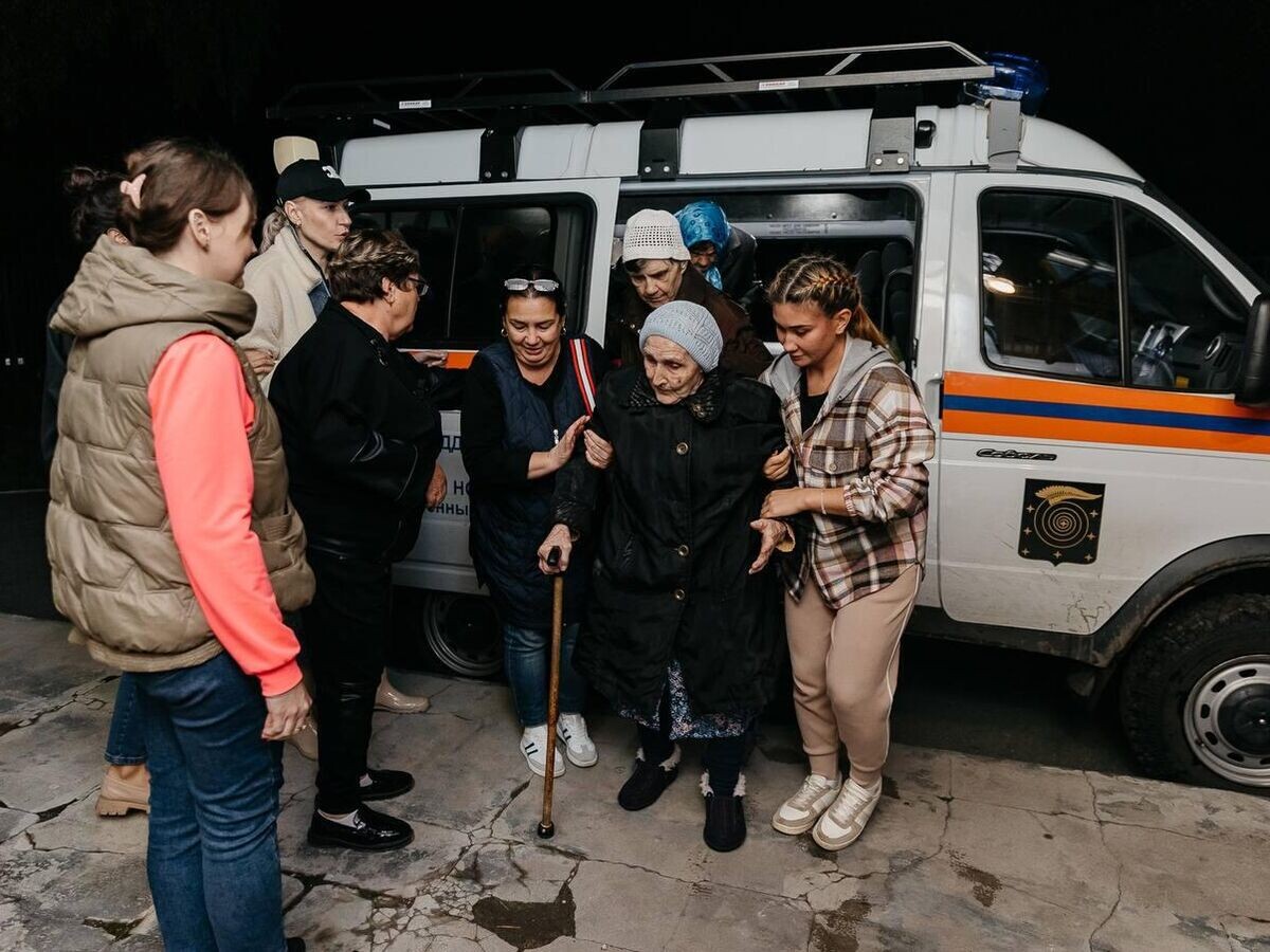    Эвакуация пенсионеров из пансионата "Аврорины зори" в Челябинской области из-за паводка© Фото : пресс-служба администрации Коркинского городского округа