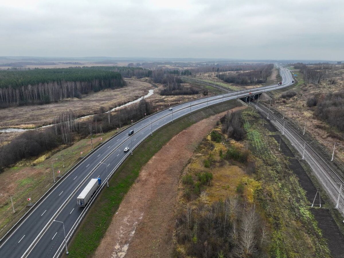 © УПРДОР «Холмогоры» / hmg.rosavtodor.gov.ru / CC BY 4.0 (Участок км 186 - км 195 дороги М-8 «Холмогоры» в Ярославской области. Движение по четырем полосам было открыто в ноябре 2023 г.)