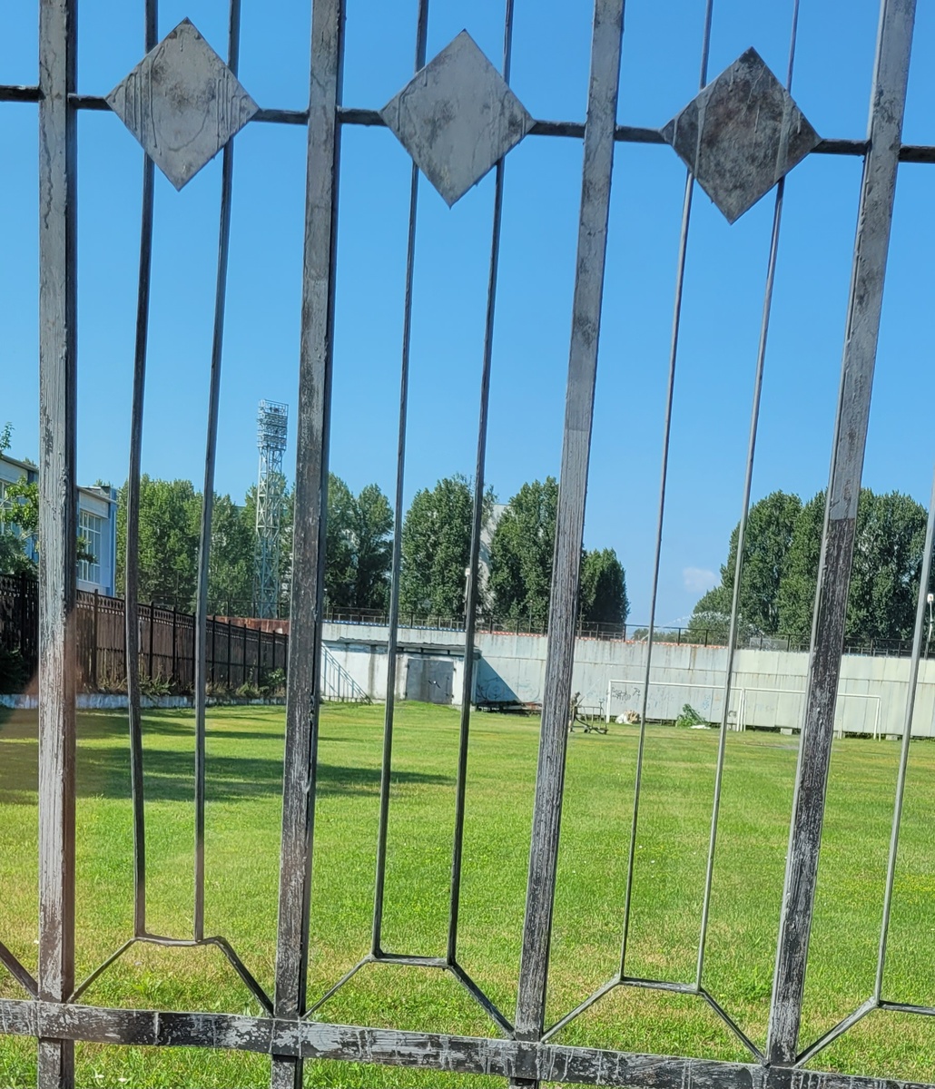 Такая картинка из окна..Футбольное поле.