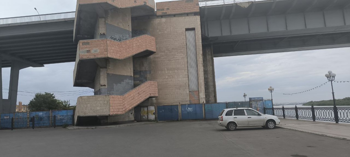 Если подняться по этому мосту, то можно перейти на другую сторону и попасть на городской пляж  на острове Городском. Но эта лестница не для слабонервных