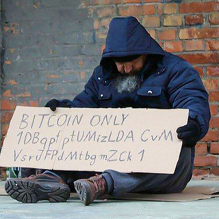 Рынок криптовалют переживает непростые времена.  Спад цен, падение доверия,  отрицательные заголовки в новостях -  все это создает ощущение, что криптозима  уже  наступила.  

Что  происходит?

* Инфляция и повышение процентных ставок:  Агрессивные  меры  центральных  банков  по  борьбе  с  инфляцией  привели  к  оттоку  капитала  с  рисковых  активов,  в  том  числе  криптовалют.
* Геополитическая  нестабильность:  Война  в  Украине  и  ее  последствия  также  негативно  повлияли  на  рынок.
* Обрушение  TerraUSD:  Крах  стабильной  монеты  TerraUSD  вызвал  волну  недоверия  к  криптовалютам  и  пошатнул  доверие  инвесторов. 
* Скандалы  в  крипто-индустрии:  Недавние  скандалы  с  FTX  и  другими  крипто-платформами  усилили  опасения  о  безопасности  и  прозрачности  отрасли.

Но  не  все  так  плохо:

* Спад  цен  -  возможность  для  покупки:  Многие  инвесторы  видят  в  нынешнем  спаде  возможность  приобрести  криптовалюты  по  более  низким  ценам.
* Развитие  индустрии  не  останавливается:  Несмотря  на  криптозиму,  разработка  и  внедрение  новых  технологий  продолжается.
* Увеличение  регуляции:  Повышенное  внимание  регуляторов  к  крипто-индустрии  может  привести  к  улучшению  безопасности  и  прозрачности  отрасли.

Что  будет  дальше?

Никто  не  может  с  уверенностью  сказать,  что  ждет  рынок  криптовалют  в  будущем.  Но  важно  помнить,  что  криптовалюты  -  это  долгосрочная  инвестиция,  и  краткосрочные  колебания  не  должны  заставлять  вас  паниковать.  
