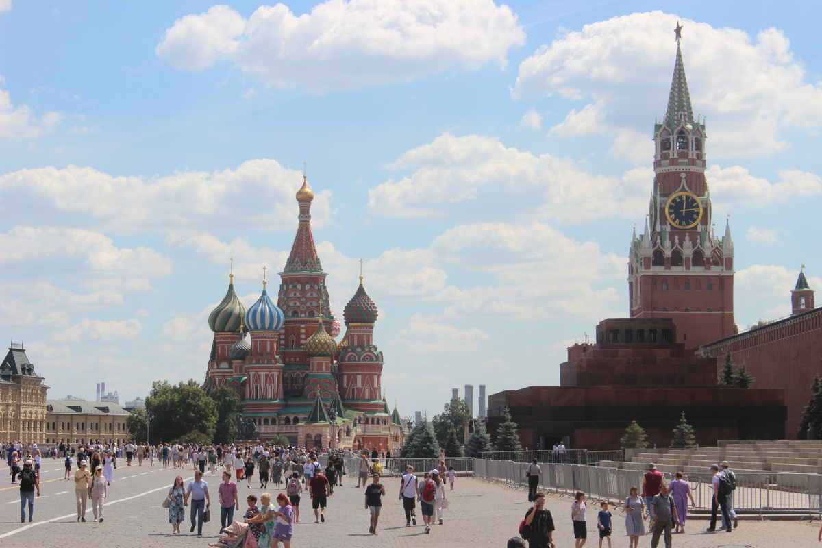 Красная площадь. Вид на Храм Василия Блаженного, мавзолей и Спасскую башню (фото: Вячеслав Михеев)
