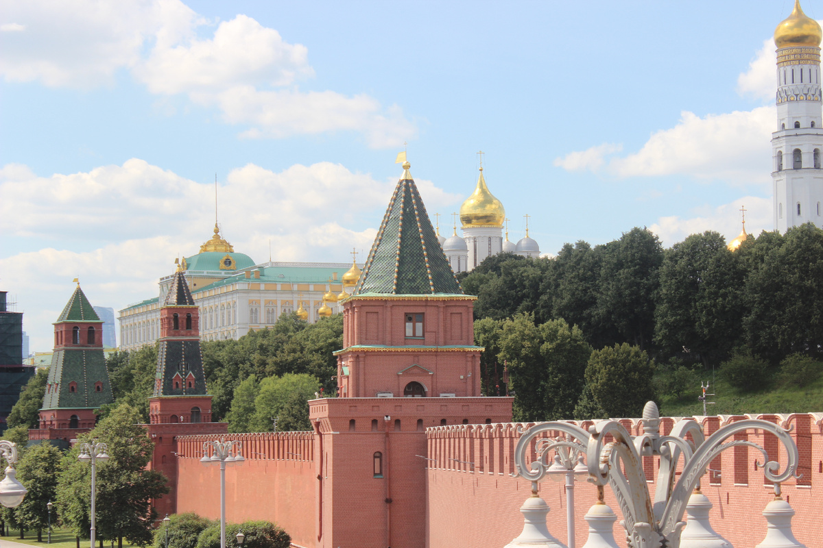 Вид на южную сторону Московского кремля - Петровская, Вторая Безымянная, Первая Безымянная башни, купола Архангельского собора, Большой Кремлёвский дворец и колокольня Иван Великий (фото: Вячеслав Михеев)