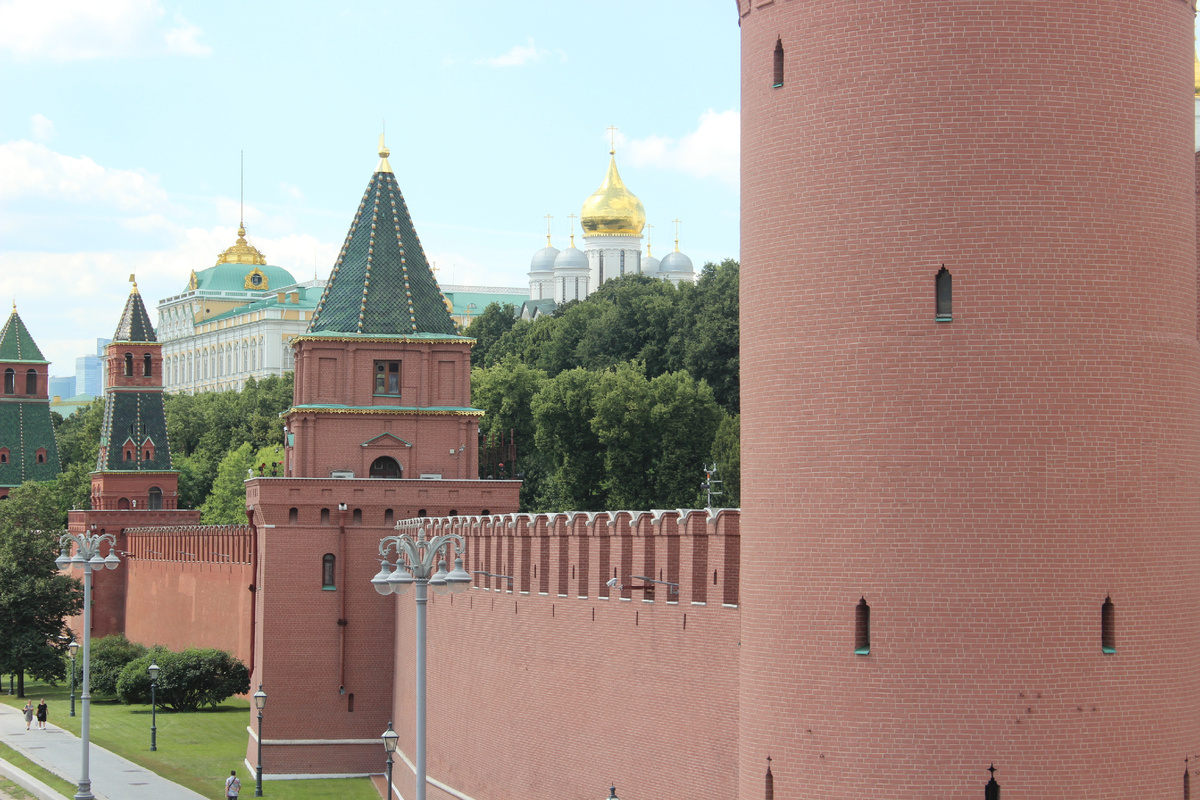 Вид на южную сторону Московского кремля - Беклемишевская, Петровская, Вторая Безымянная, Первая Безымянная башни, купола Архангельского собора и Большой Кремлёвский дворец (фото: Вячеслав Михеев)