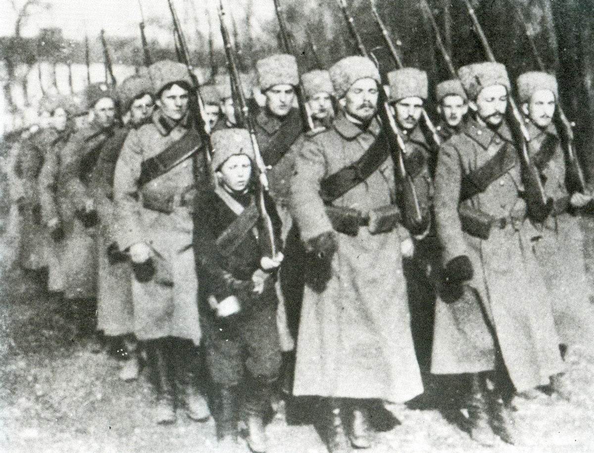 Русская пехота на марше. Во время войны в некоторых частях добровольно служили мальчики–солдаты. Многие из этих «Сынов полка» сражались геройски и получали боевые награды.