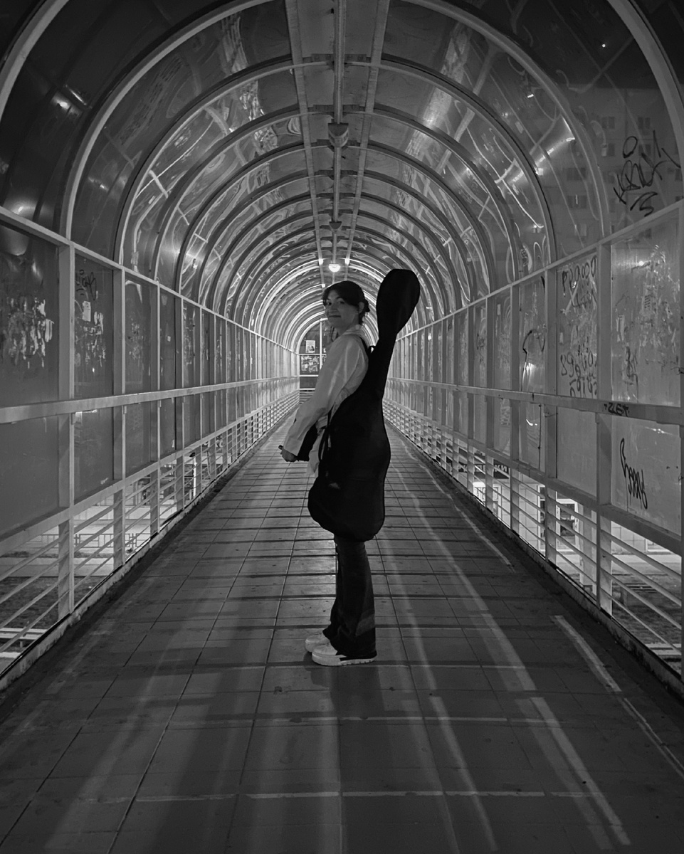 Маша училась в СпбПУ, кафедра рекламы и связей с общественностью ( теперь Гуманитарный Институт). Работает веб- дизайнером