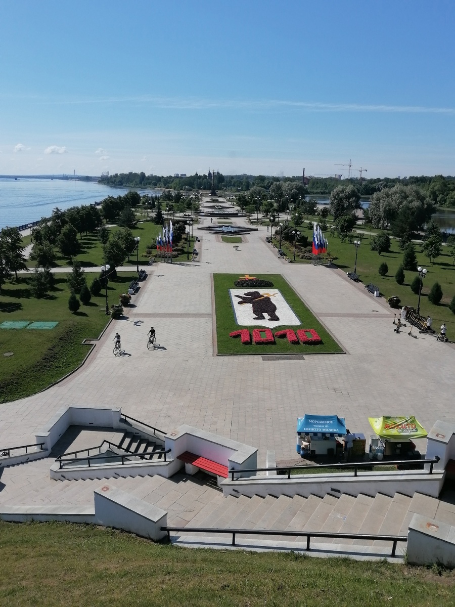 Вид на Стрелку с лестницы