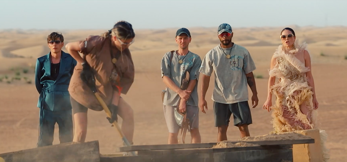 Один из этапов эстафеты на большом испытании. Саша пытается найти топор в песке/ скриншот: https://rutube.ru/video/78e6634bc21e1383e9bd00f94eccecf3/
