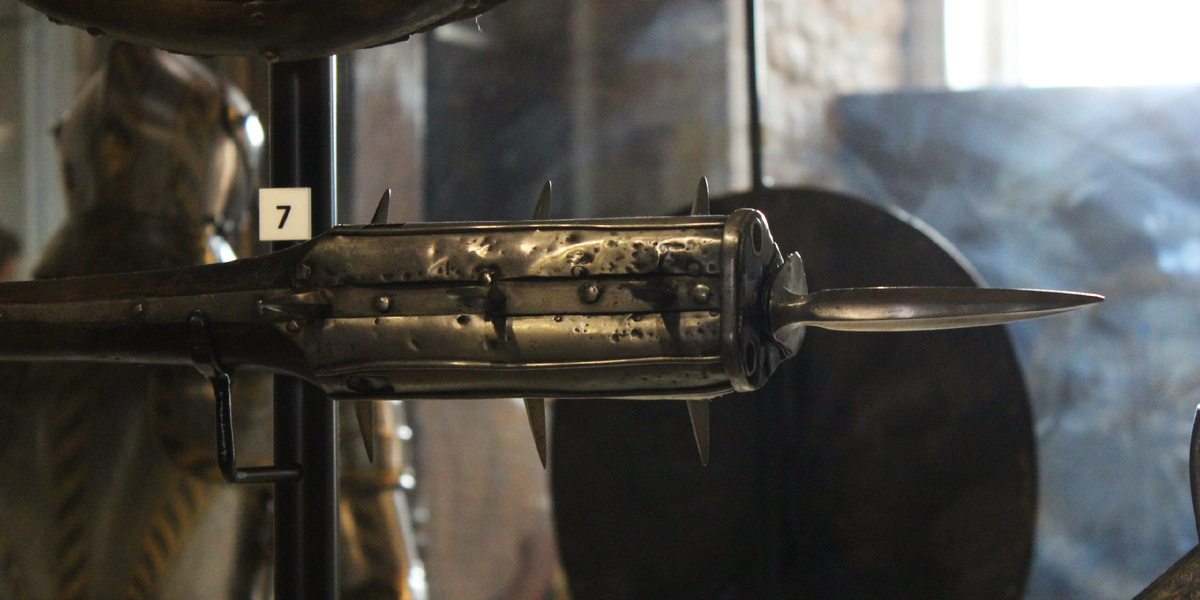 В эту массивную булаву были встроены три пистолетных ствола, что позволяло не только ударить противника по голове, но и при необходимости выстрелить.