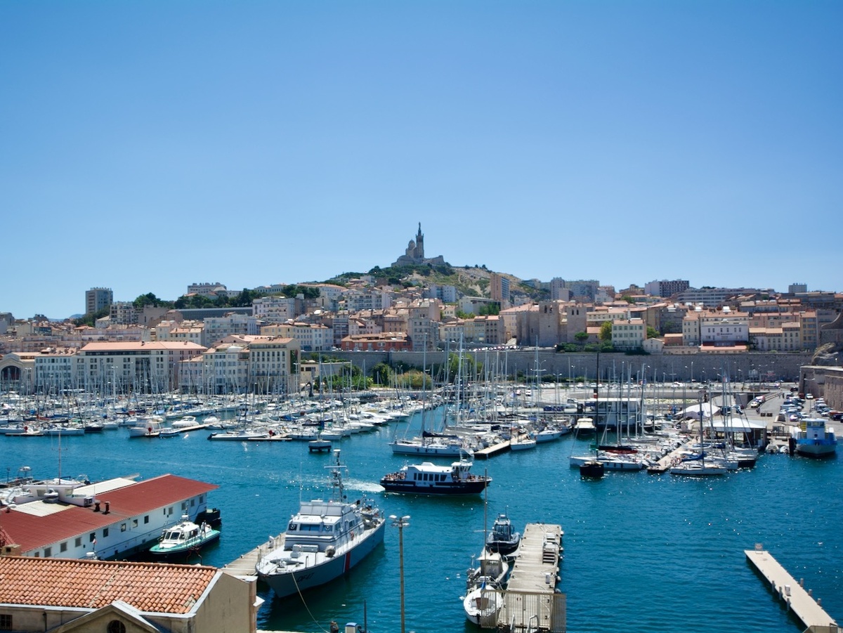 Марсель, Франция. Вид на Нотр-Дам-де-ля-Гард со стороны старого порта. Август 2015. Фото автора