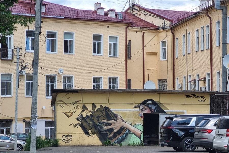 Дворы некоторых домов чем-то даже напоминают Питер
