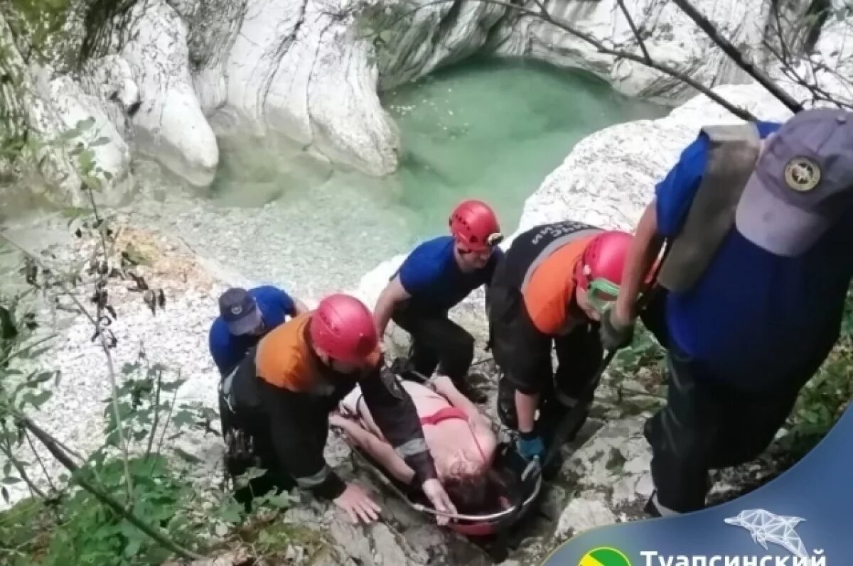    В Туапсе спасатели эвакуировали из каньона туристку со сломанной ногой