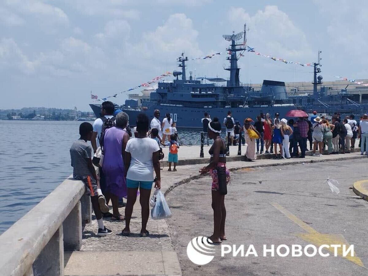    Кубинцы в очереди на корабль "Неустрашимый"© РИА Новости