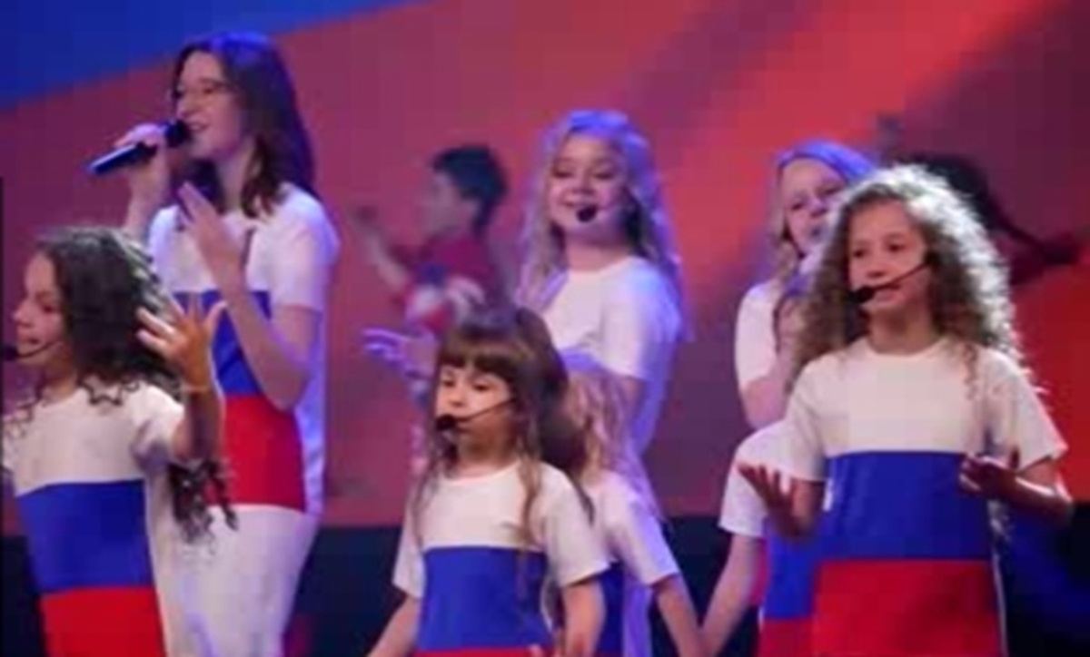    Воспитанники курской вокальной студии «Артист» проводят летние каникулы на выступлениях