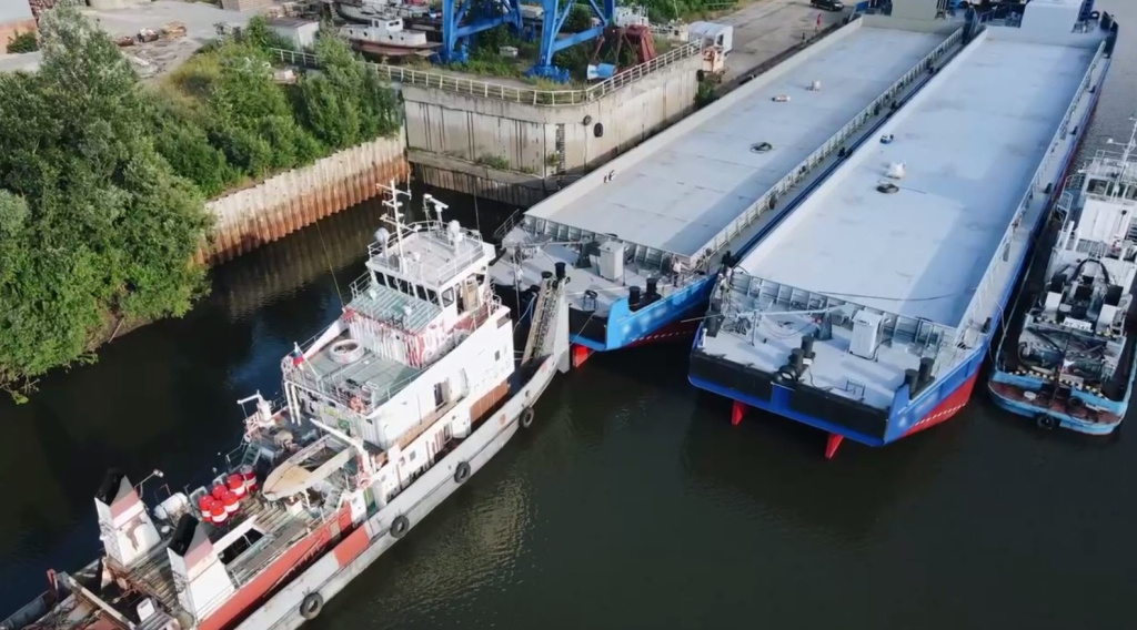 Две баржи проекта RDB66.68M отправлены заказчику по Севморпути / Фото: "Самусьский судостроительно-судоремонтный завод", ООО  📷
