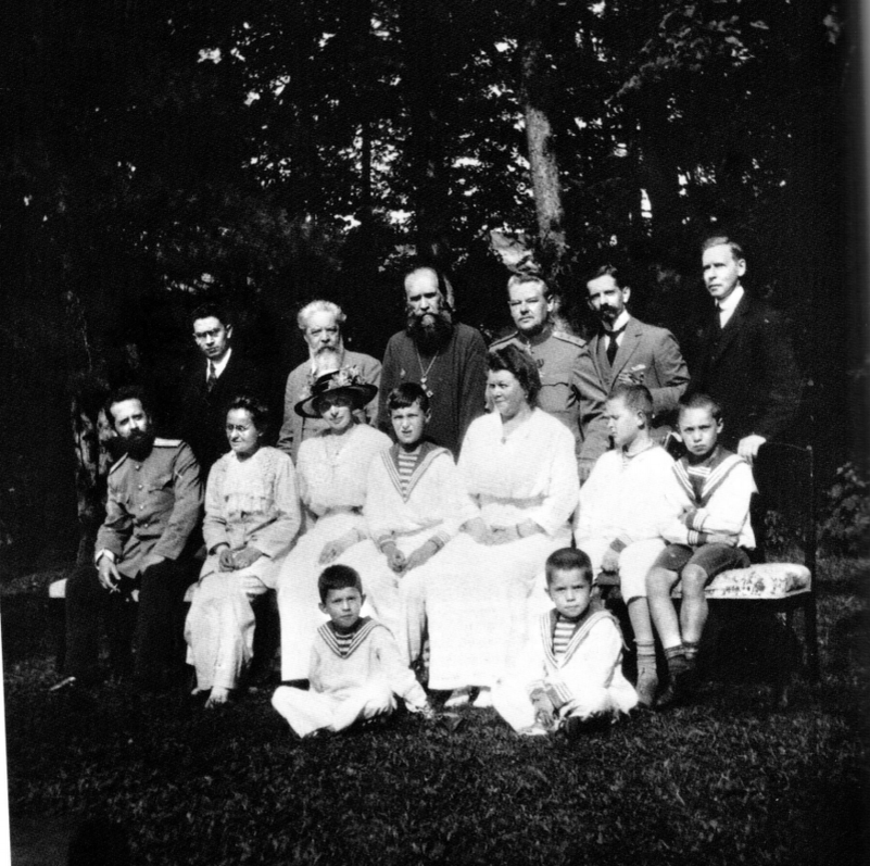 Е.Н.Эрсберг - в ряду, где сидят - вторая слева (первая из женщин).