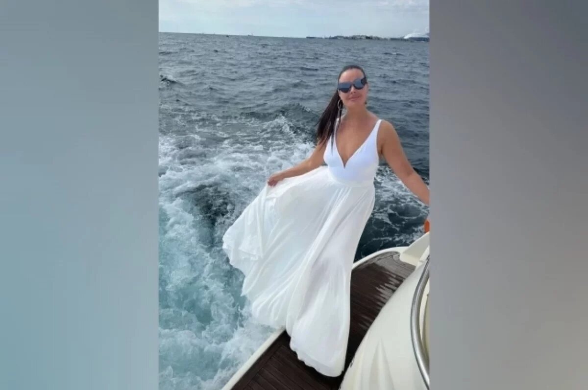    «Мисс Вселенная» Оксана Федорова отдыхает в Сочи на яхте