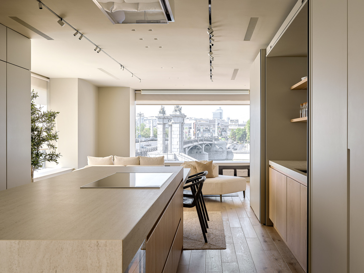 Керамический камень имеет красивый внешний вид, может имитировать как натуральный камень (как на фото), так и дерево. Не подвержен воздействию УФ-лучей и не выцветает на солнце. Обладает высокой твёрдостью – царапины, потертости, сколы и трещины на нём не остаются. Не впитывает никакие жидкости, а значит, что жирные или цветные пятна не появятся. Огнестоек и жаростоек, выдерживает высокие температуры без повреждения поверхности.